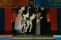 2009 Mrs Susi mit Zirkusdirektor und Kuh.jpeg